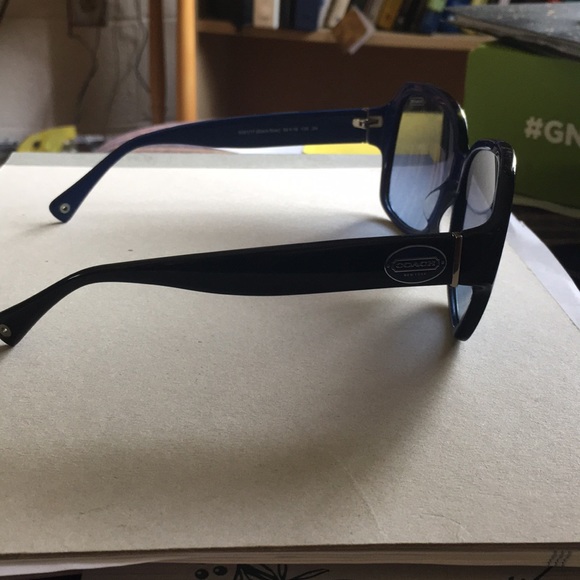 Coach women’s sunglasses - Picture 4 of 5
